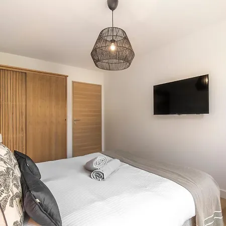 Helder Bagheera - 2 Bedrooms - High Speed Internet - Optional Parking *
